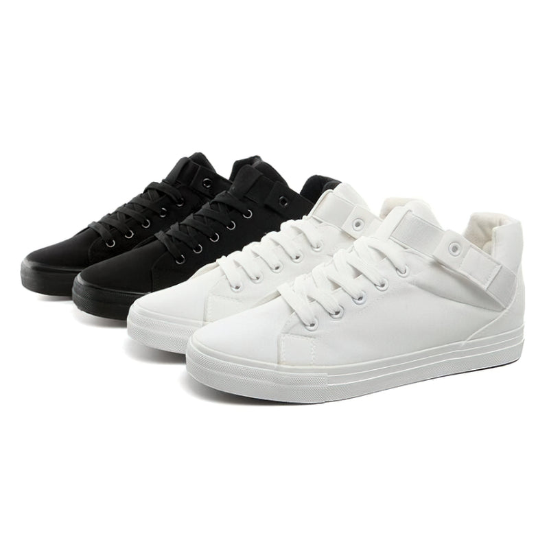 Men's casual sneakers in black and white, breathable canvas shoes for stylish comfort.