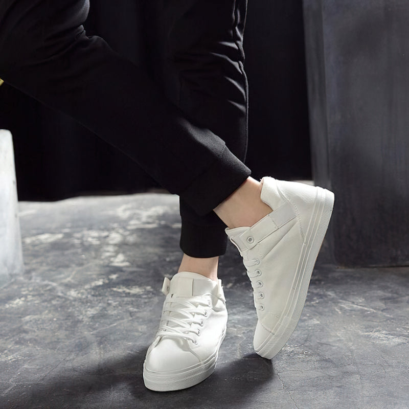 Casual white canvas sneakers for men, breathable and stylish with lace-up design, perfect for street fashion.