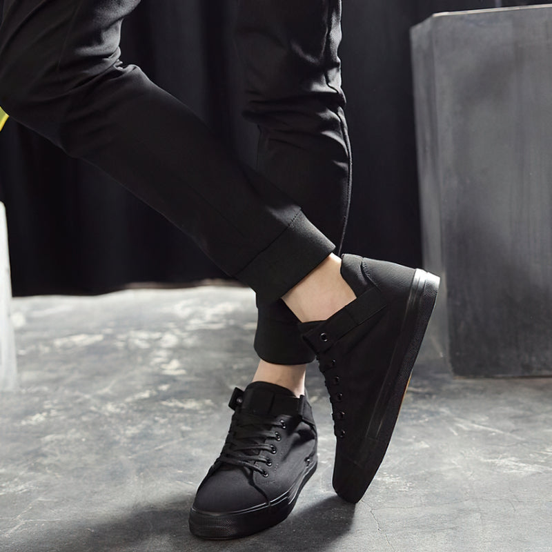 Men's breathable black canvas sneakers, ideal for casual wear and stylish street looks.