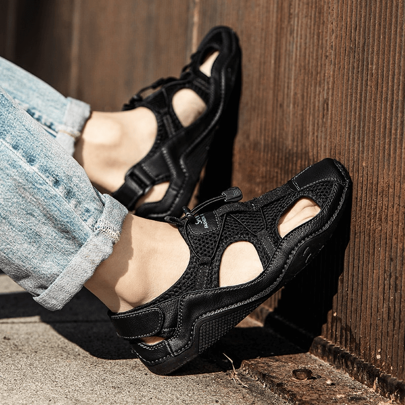 Stylish men's non-slip leather sandals in black, perfect for outdoor casual wear and warm-weather activities.