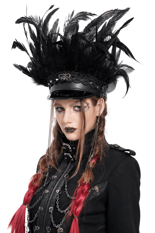Casquette en cuir à plumes avec détails en dentelle et chaînes