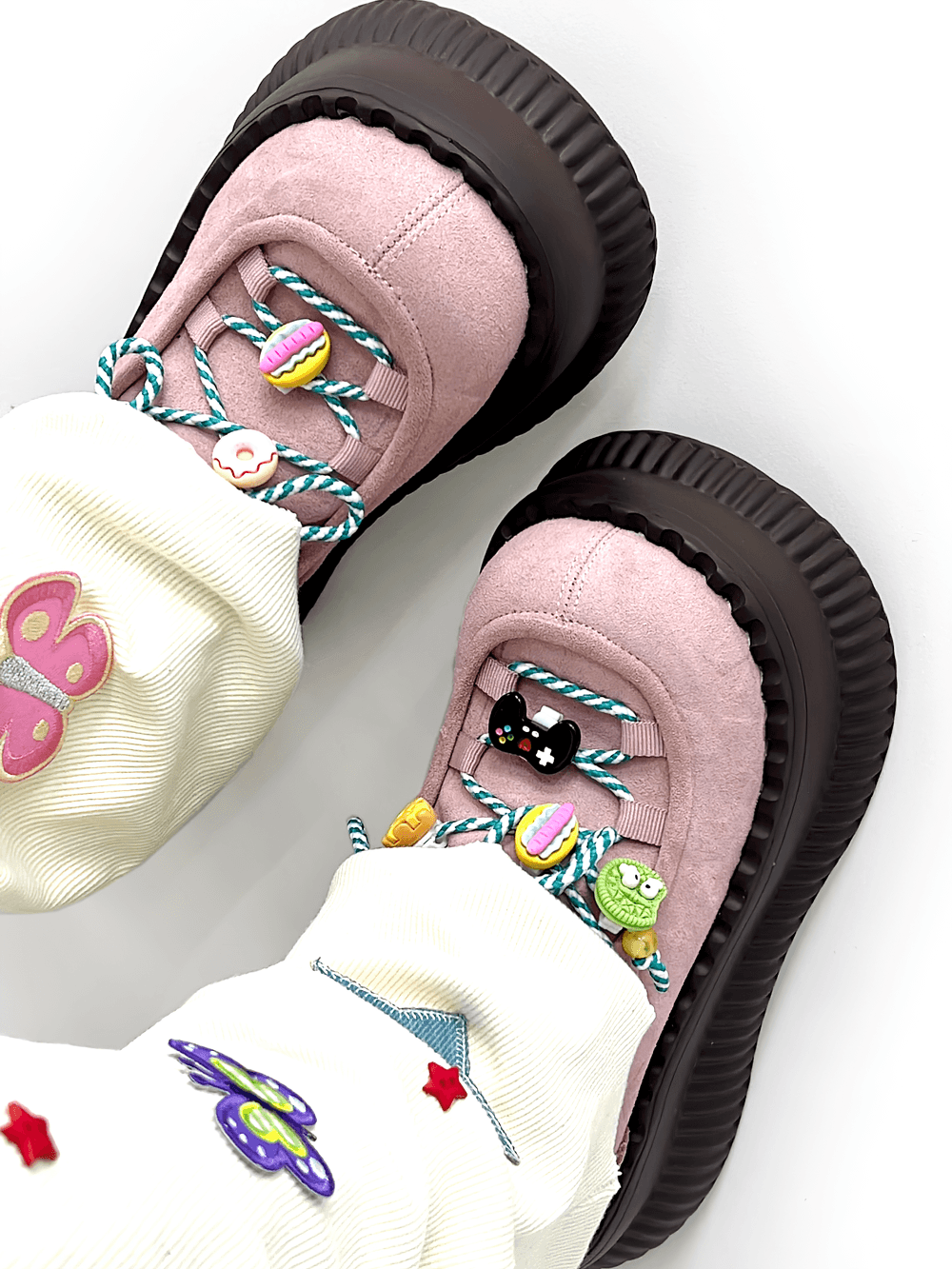 Pastellrosa Damen-Plateau-Sneaker mit Schnürsenkeln und Anhängern