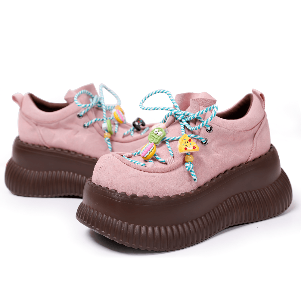 Pastellrosa Damen-Plateau-Sneaker mit Schnürsenkeln und Anhängern