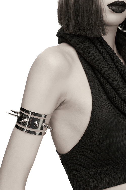 Gargantilla punk futurista con tachuelas y púas metálicas