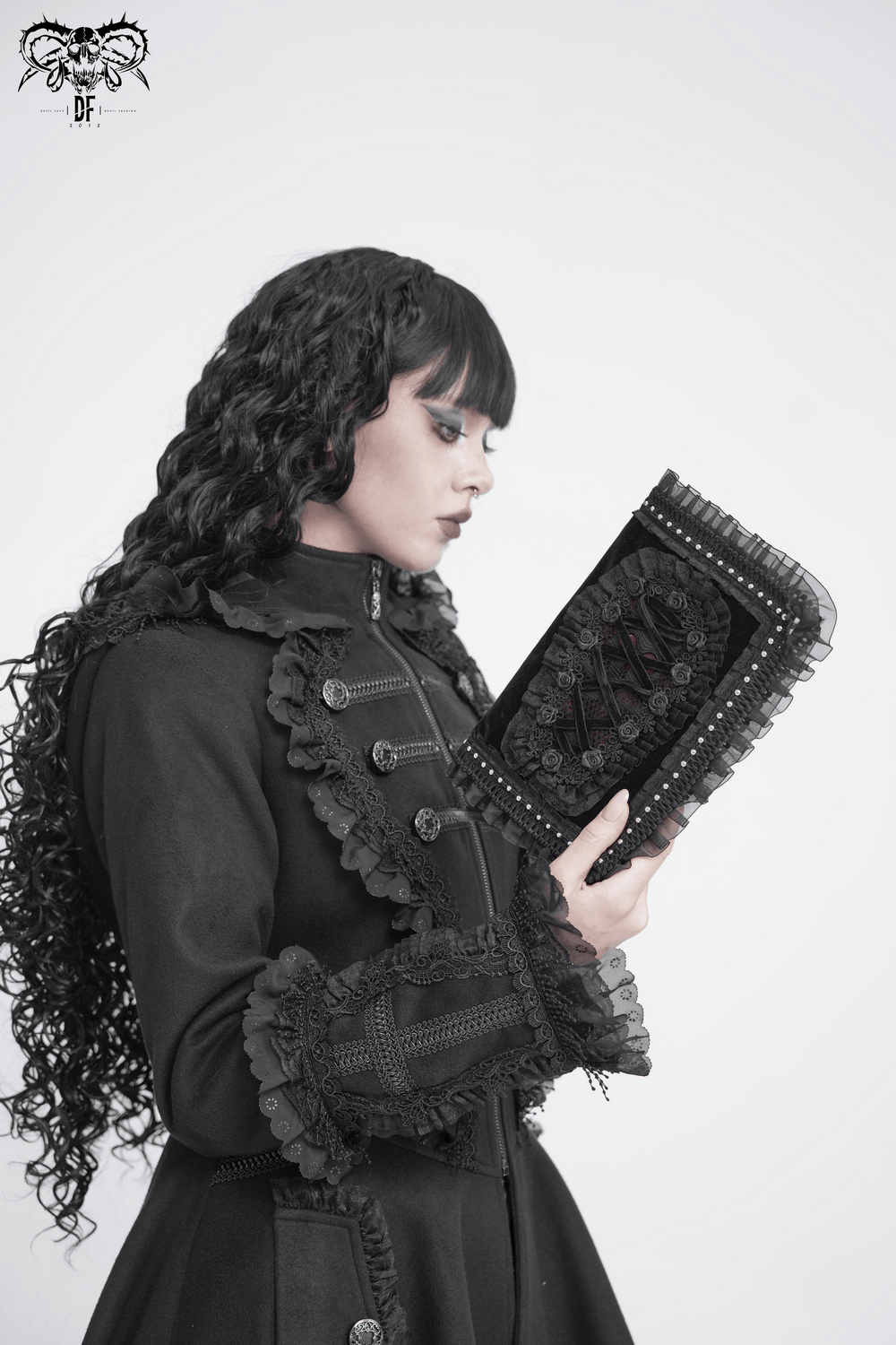 레이스와 코르셋 디테일이 돋보이는 벨벳 노트 커버