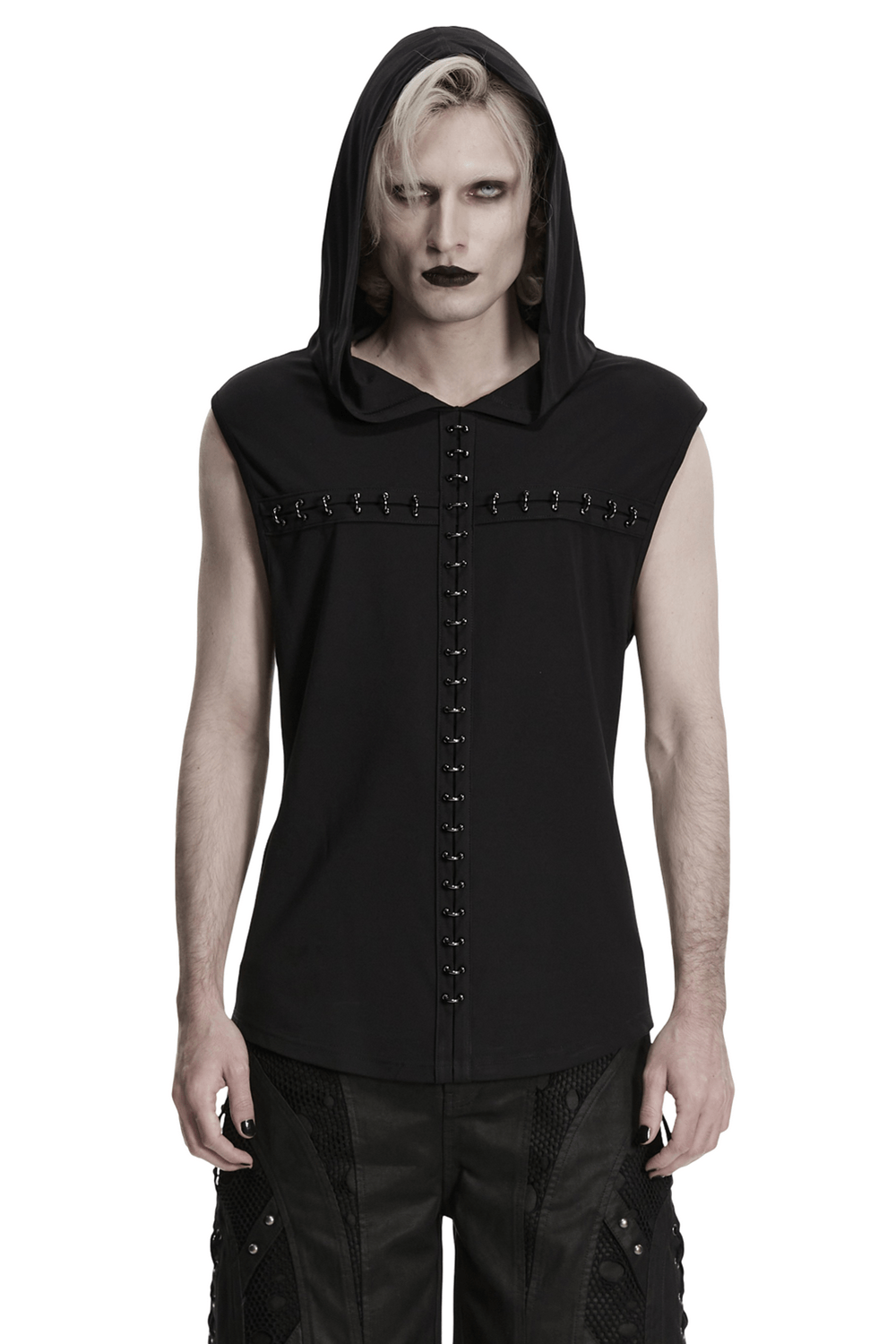 Top oscuro gótico con capucha punk y detalles de pecho con ganchos