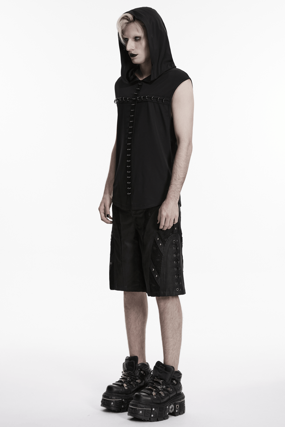 Top oscuro gótico con capucha punk y detalles de pecho con ganchos