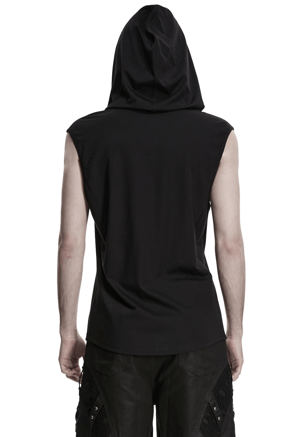 Top oscuro gótico con capucha punk y detalles de pecho con ganchos