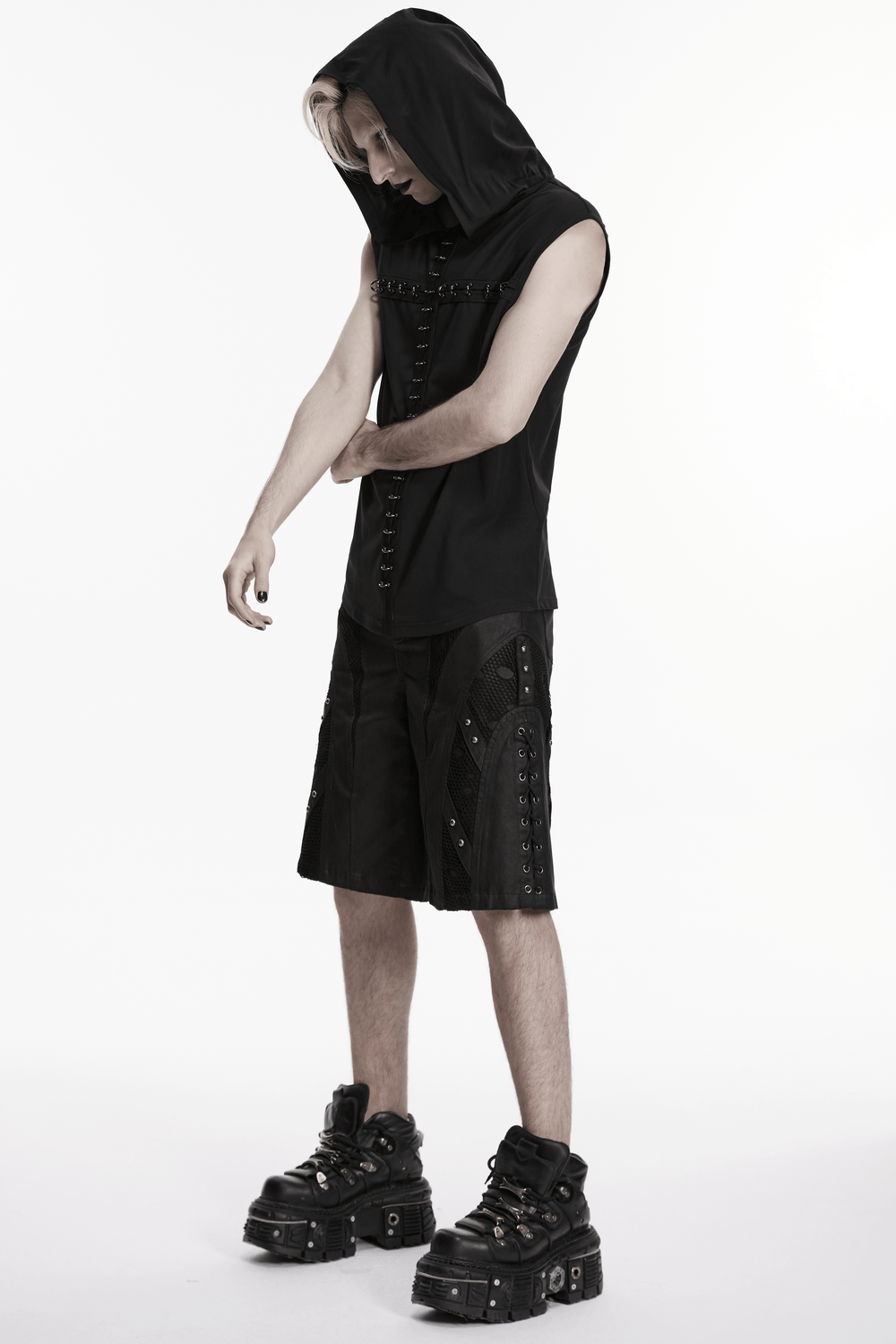 Top oscuro gótico con capucha punk y detalles de pecho con ganchos