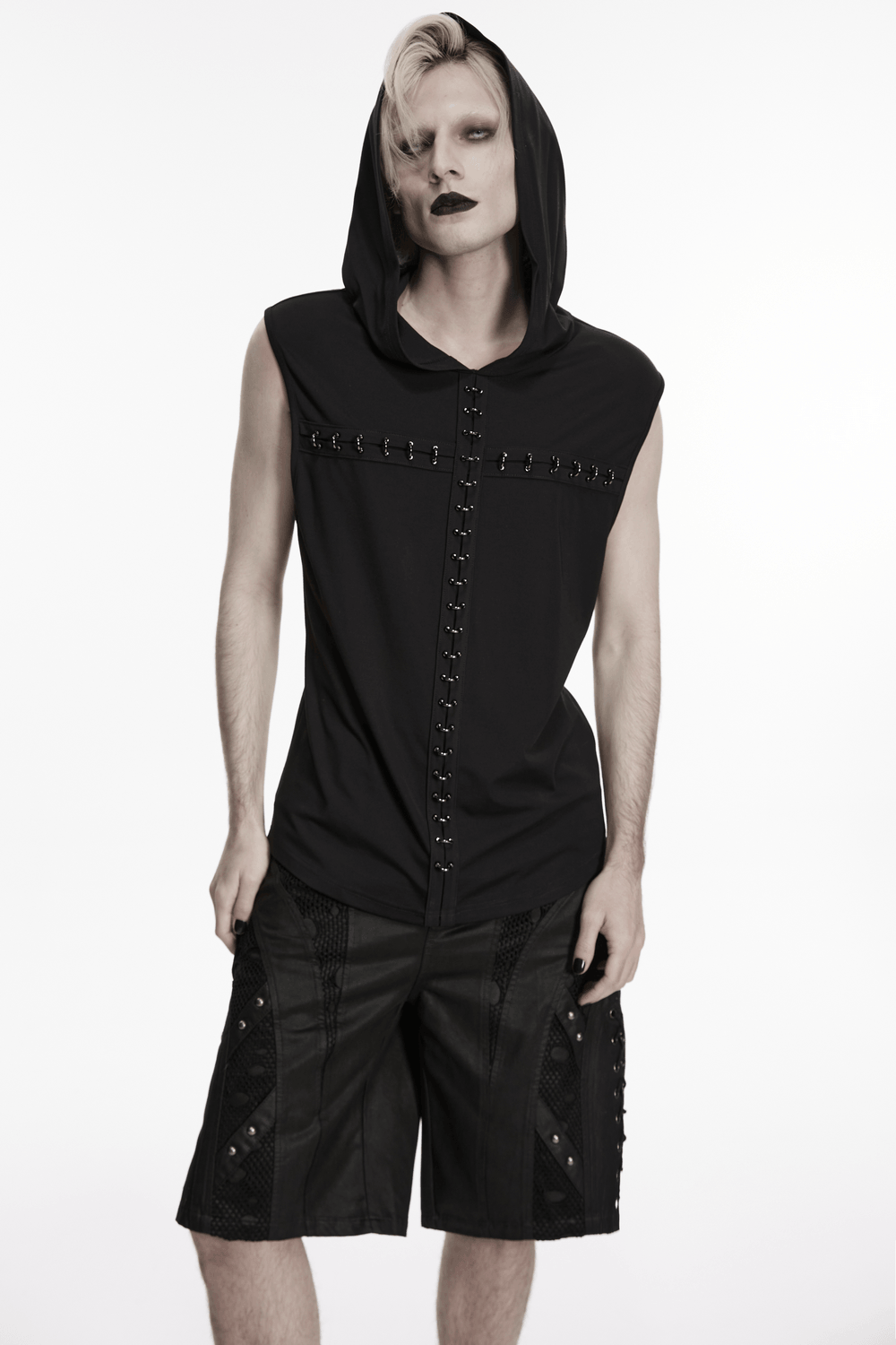 Top oscuro gótico con capucha punk y detalles de pecho con ganchos