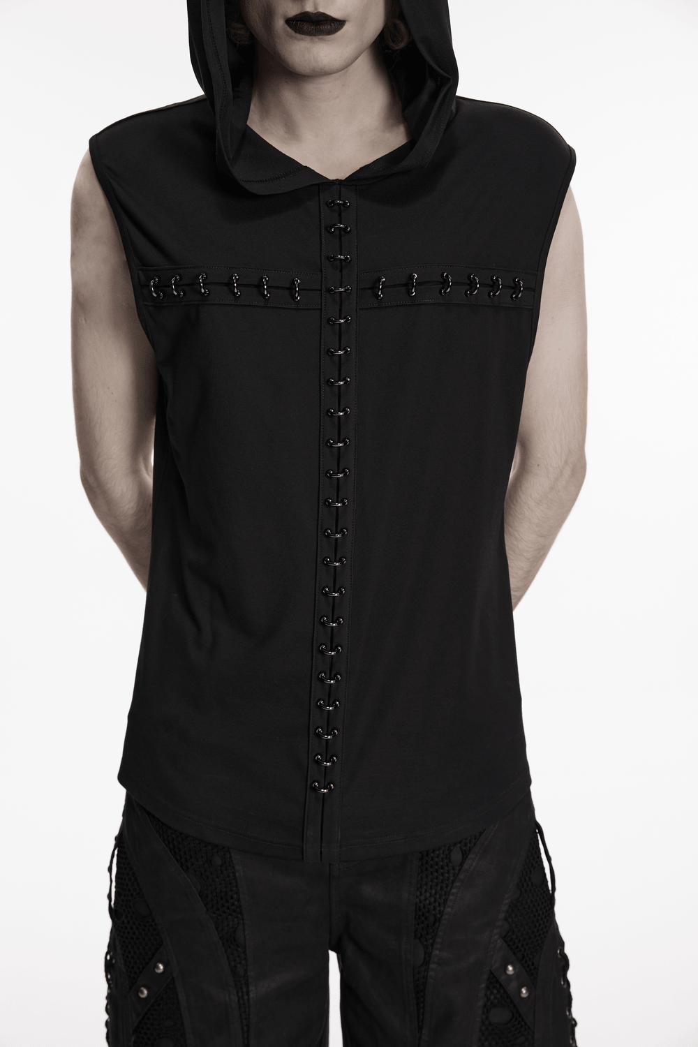 Top oscuro gótico con capucha punk y detalles de pecho con ganchos
