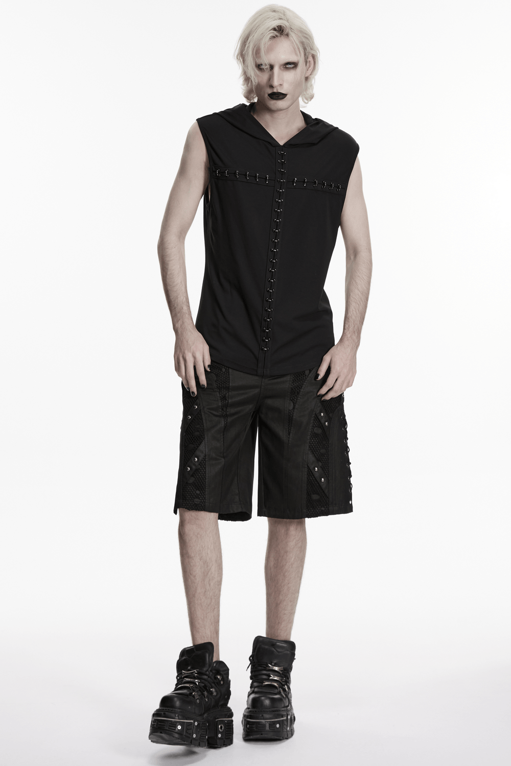 Top oscuro gótico con capucha punk y detalles de pecho con ganchos