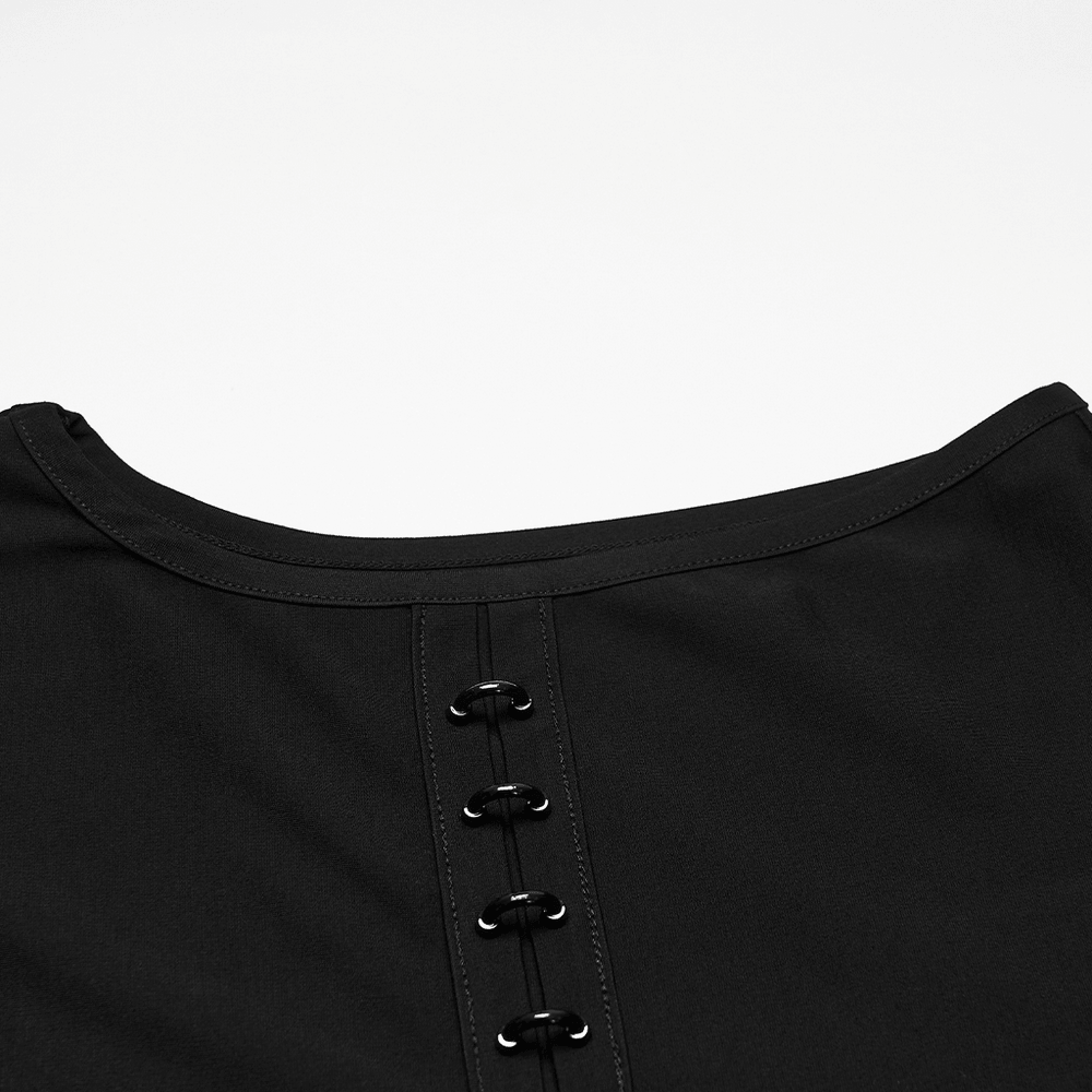 Top oscuro gótico con capucha punk y detalles de pecho con ganchos