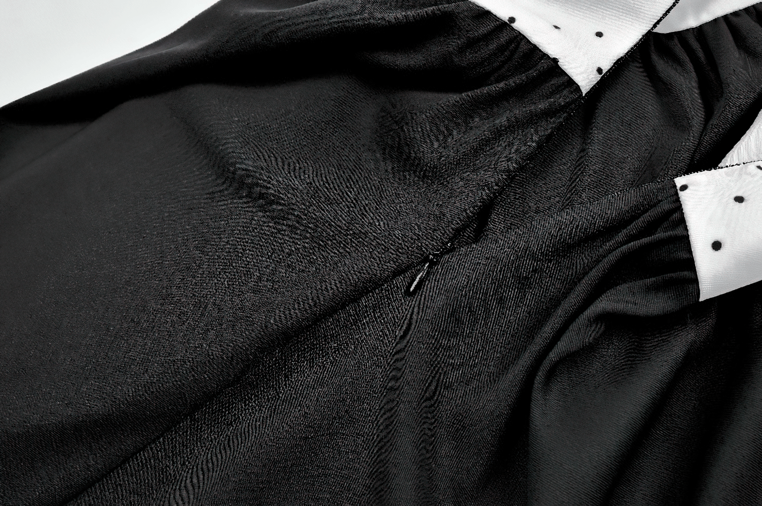 Minivestido gótico de lunares con cuerpo tipo corsé y detalle de cordones entrecruzados