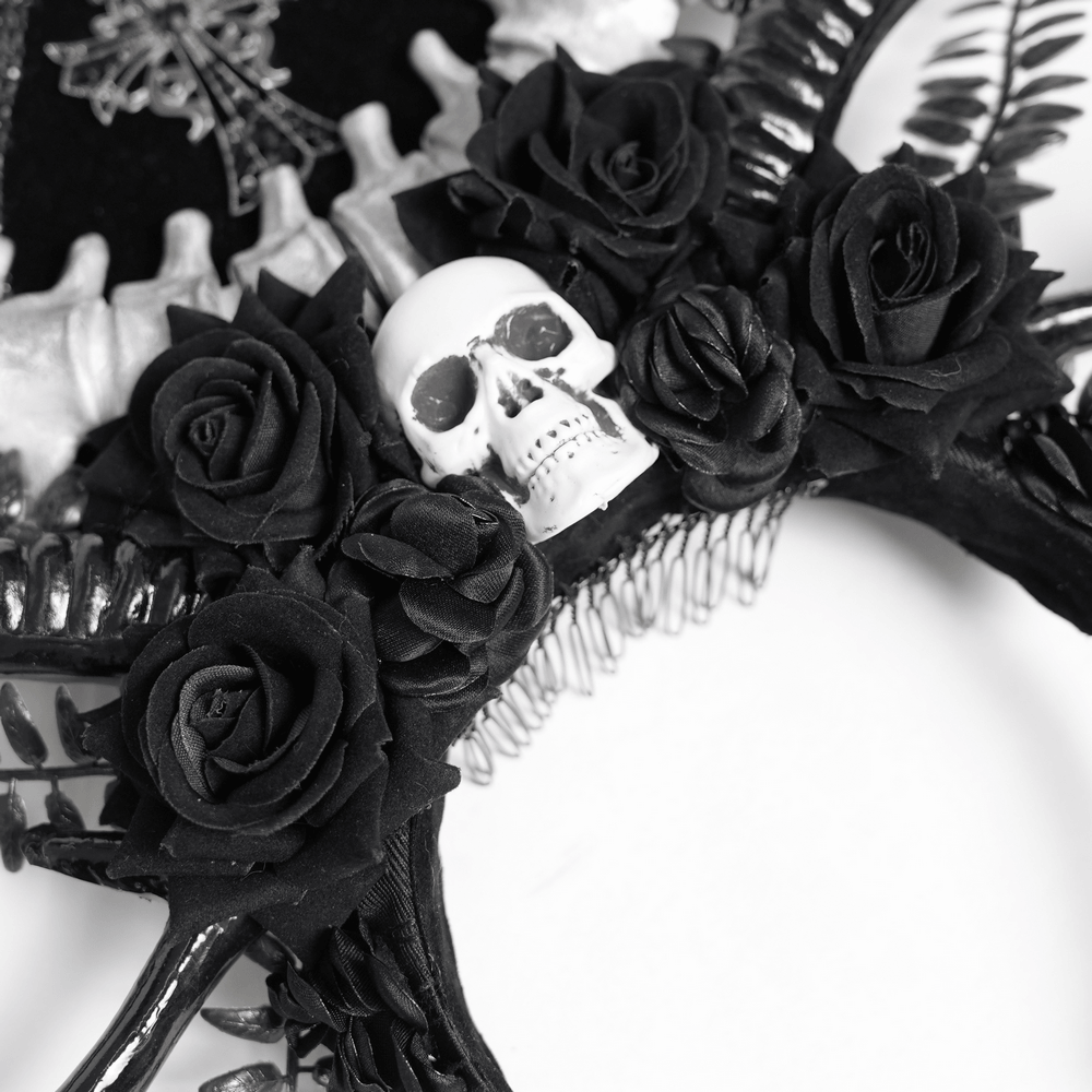 Corona gótica de astas con detalles de calavera y rosas negras