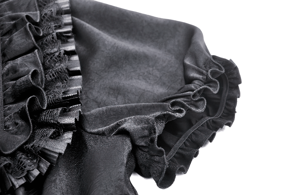 Blusa gótica negra con mangas abullonadas y detalle de volantes