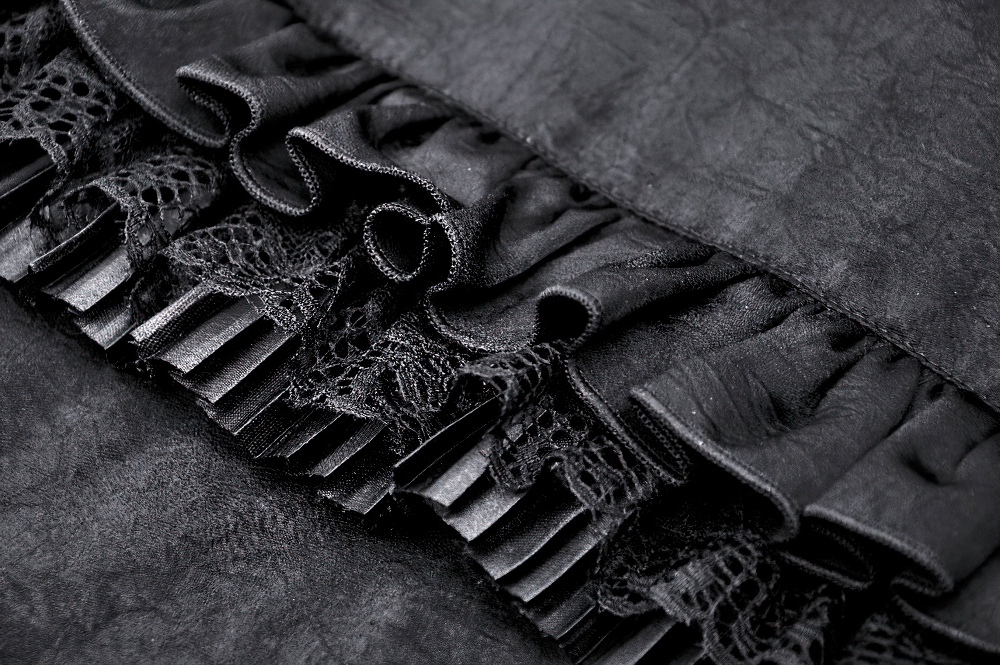 Blusa gótica negra con mangas abullonadas y detalle de volantes