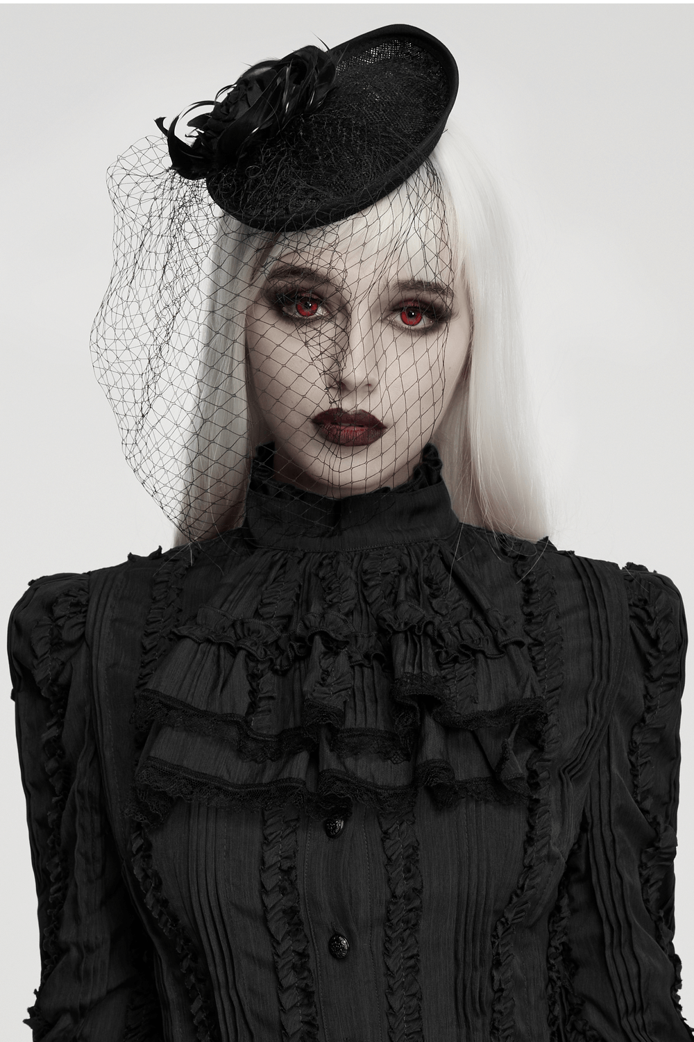 Gotischer schwarzer Schleier-Fascinator mit Federbesatz