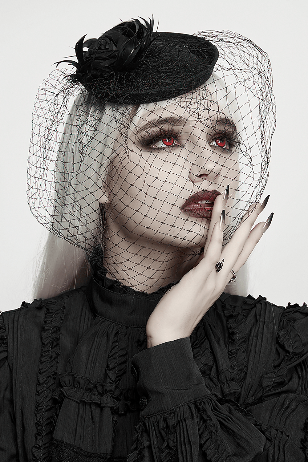 Gotischer schwarzer Schleier-Fascinator mit Federbesatz