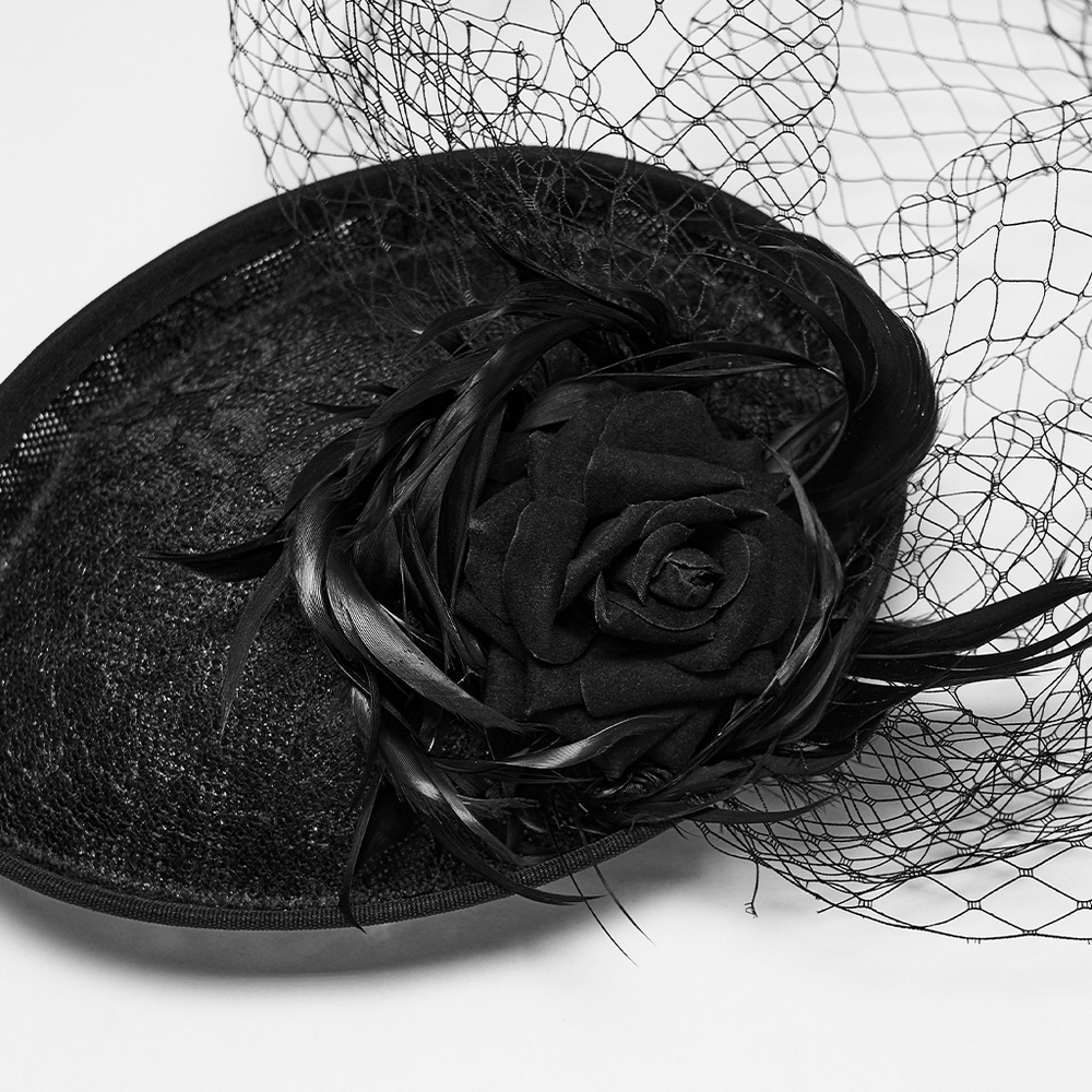 Gotischer schwarzer Schleier-Fascinator mit Federbesatz