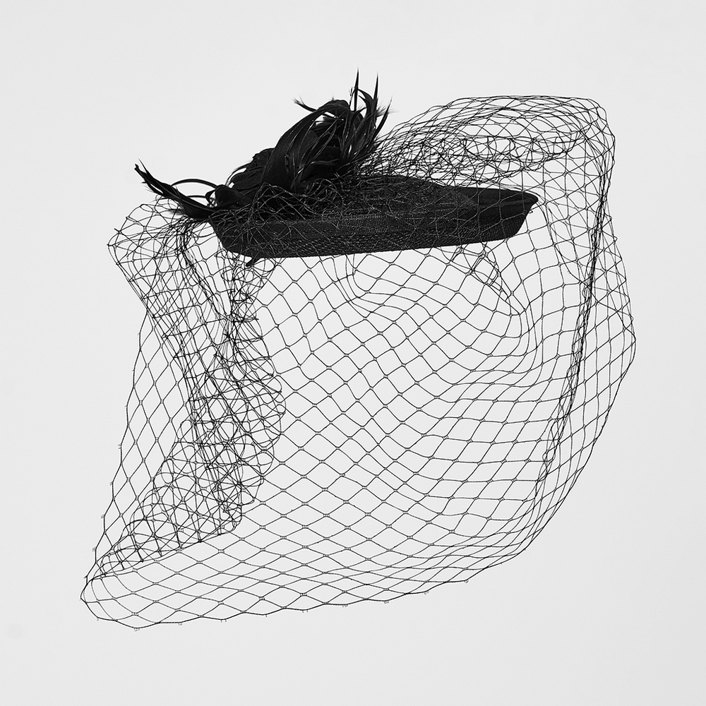 Gotischer schwarzer Schleier-Fascinator mit Federbesatz