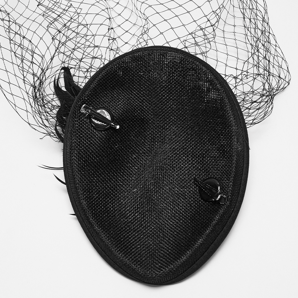 Gotischer schwarzer Schleier-Fascinator mit Federbesatz