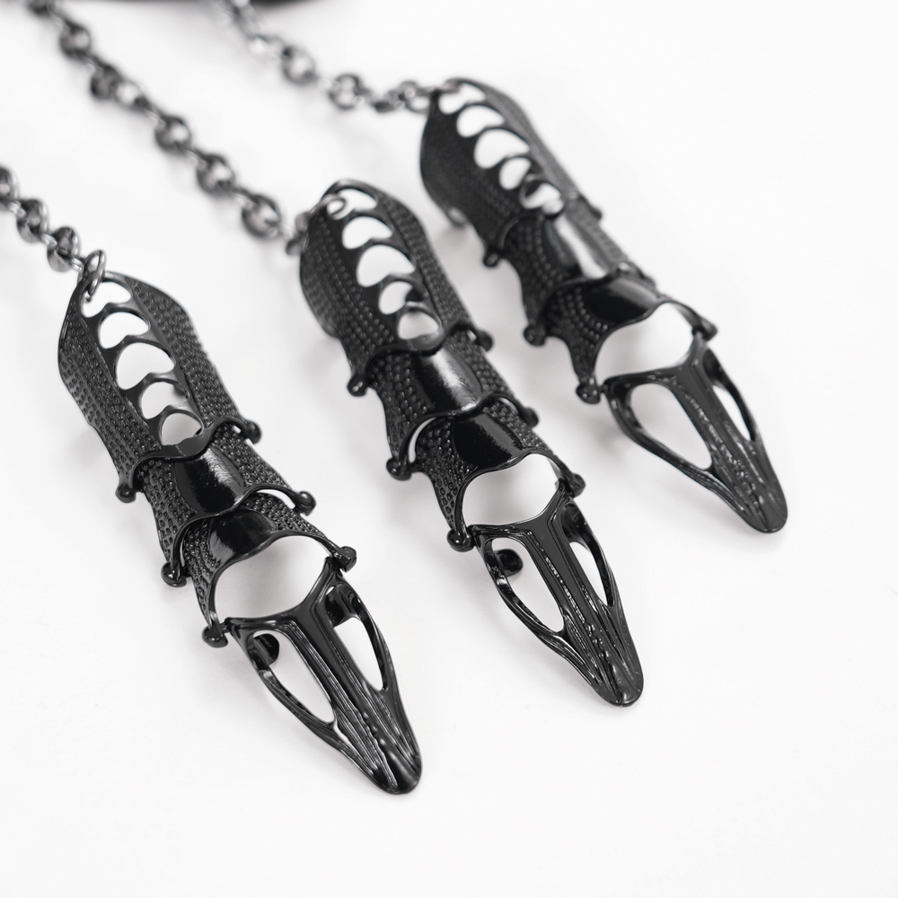 Gothic chain-link finger claws set with intricate designs in black metal, ideal for punk fashion and cosplay.