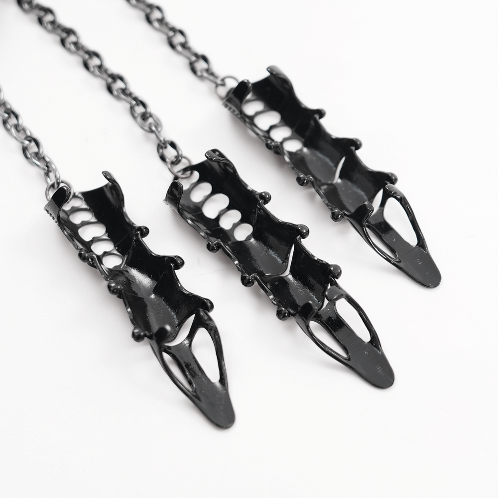 Gothic chain-link finger claws showcasing intricate punk designs in metal alloy, perfect for edgy accessories.