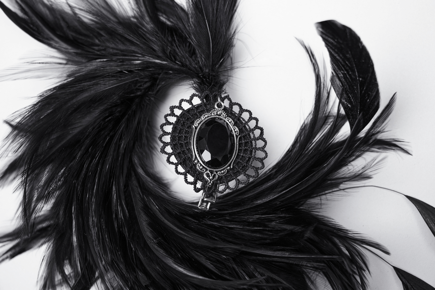 Coiffe gothique en plumes avec pendentif en cristal noir