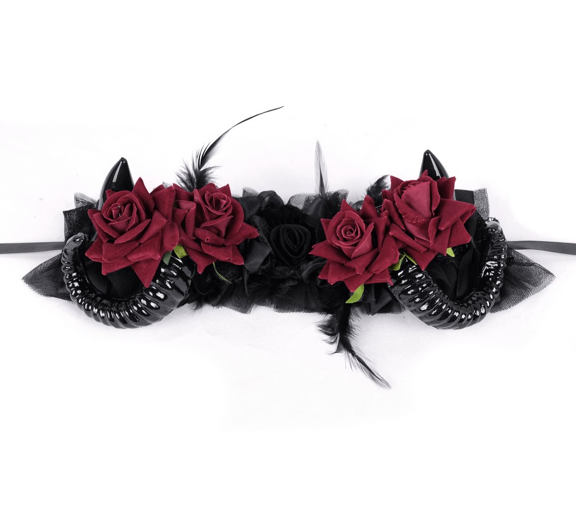 Casque gothique à cornes avec roses rouges et attaches en ruban noir