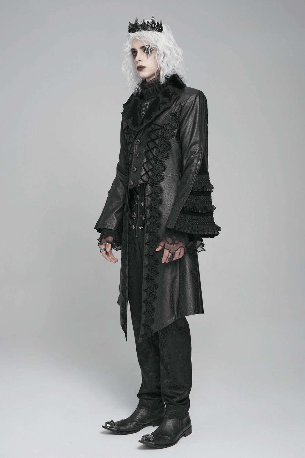 Manteau Queue de Pie Brocart Gothique Victorien avec Bordure en Velours Rouge Vin