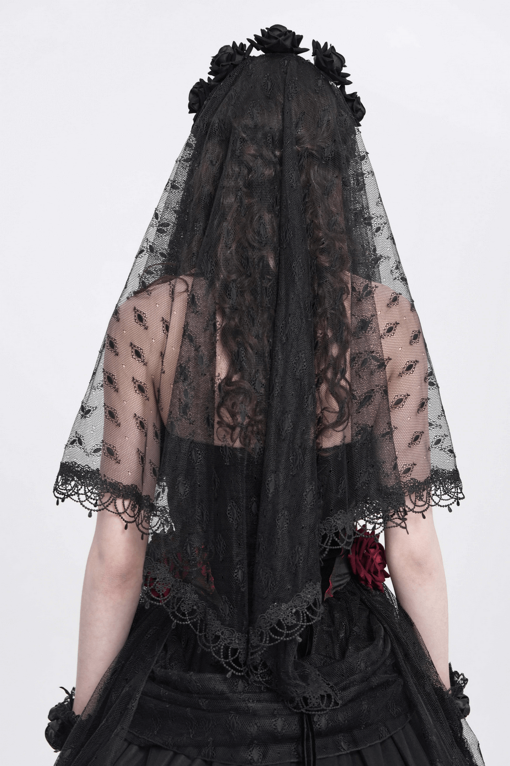 Gothic lace veil featuring floral details and intricate lace edges, perfect for vintage-inspired outfits.