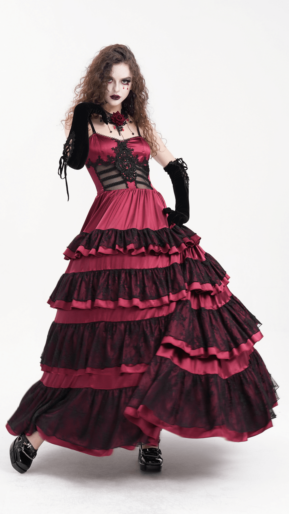 Elegantes Gothic-Maxikleid aus gestufter Spitze mit Rüschen und Trägern