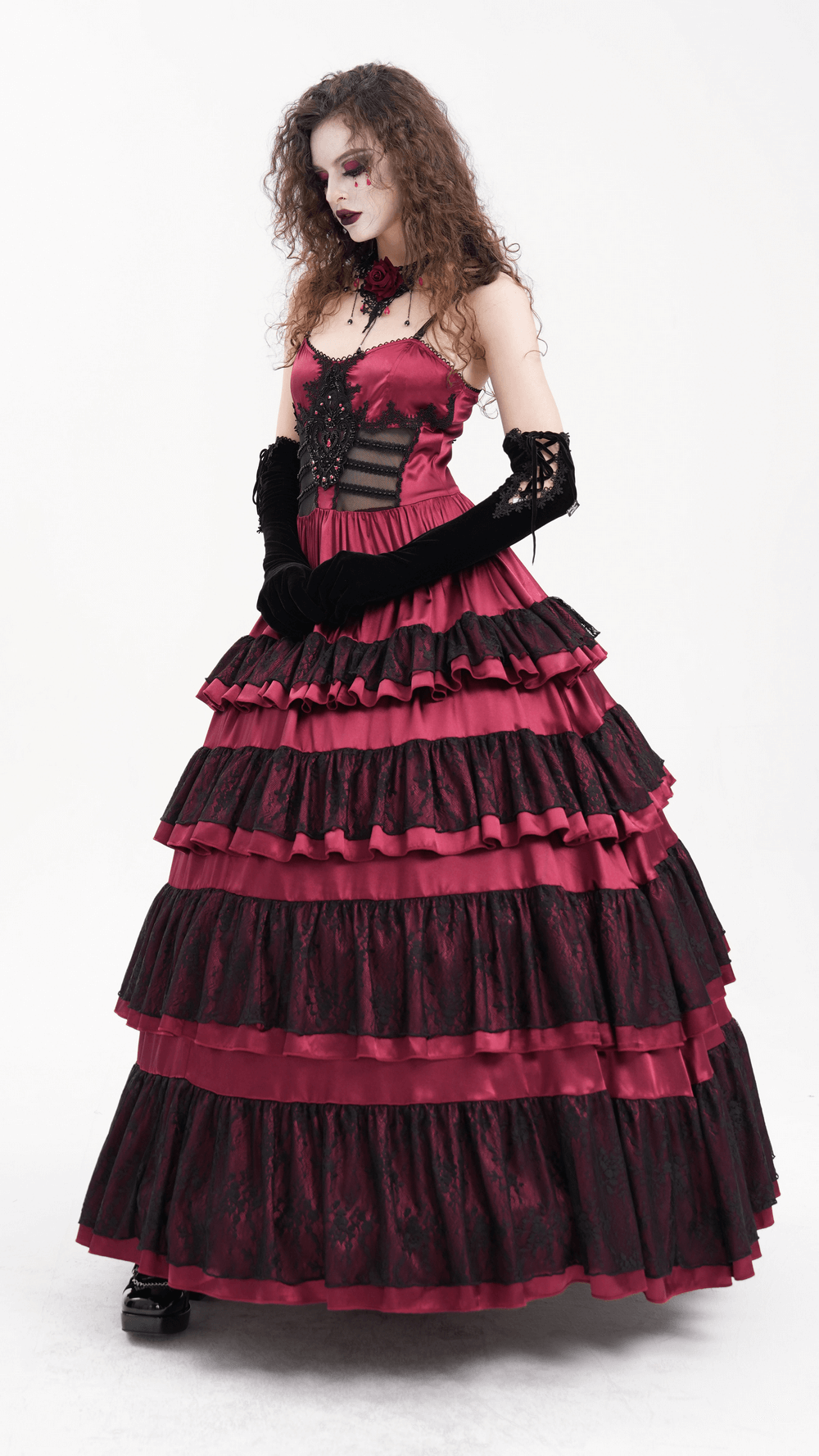 Elegantes Gothic-Maxikleid aus gestufter Spitze mit Rüschen und Trägern