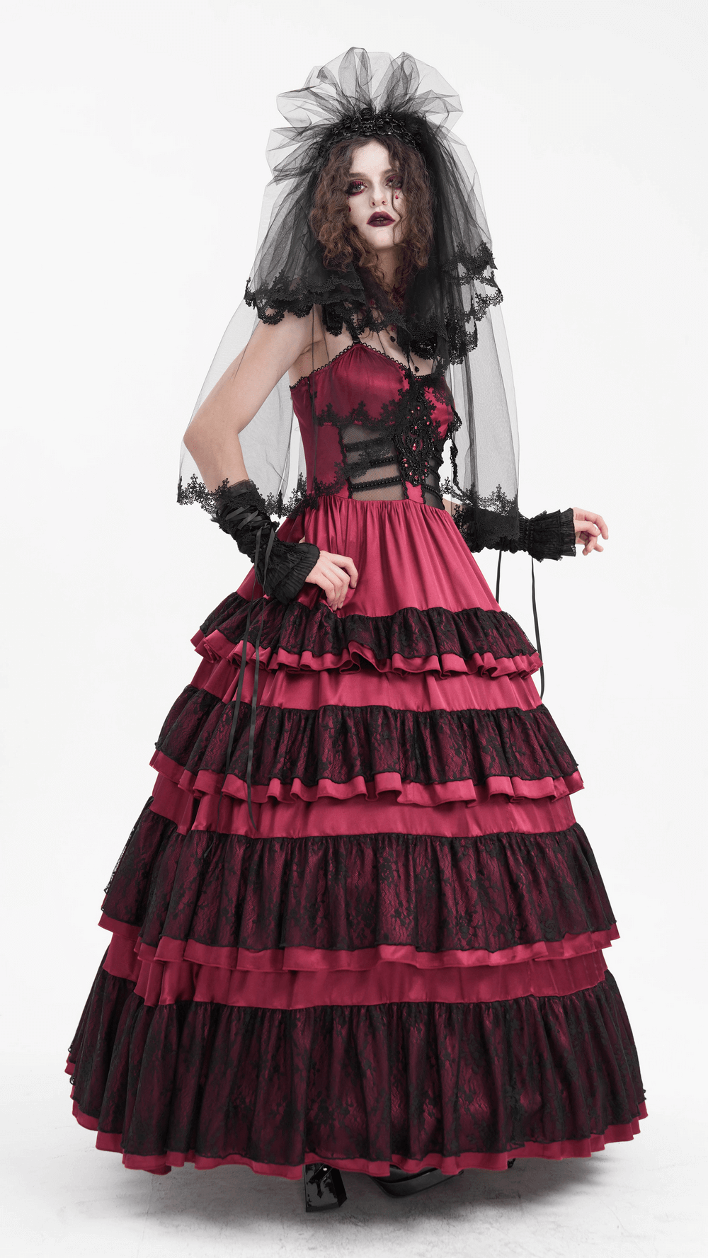 Elegantes Gothic-Maxikleid aus gestufter Spitze mit Rüschen und Trägern