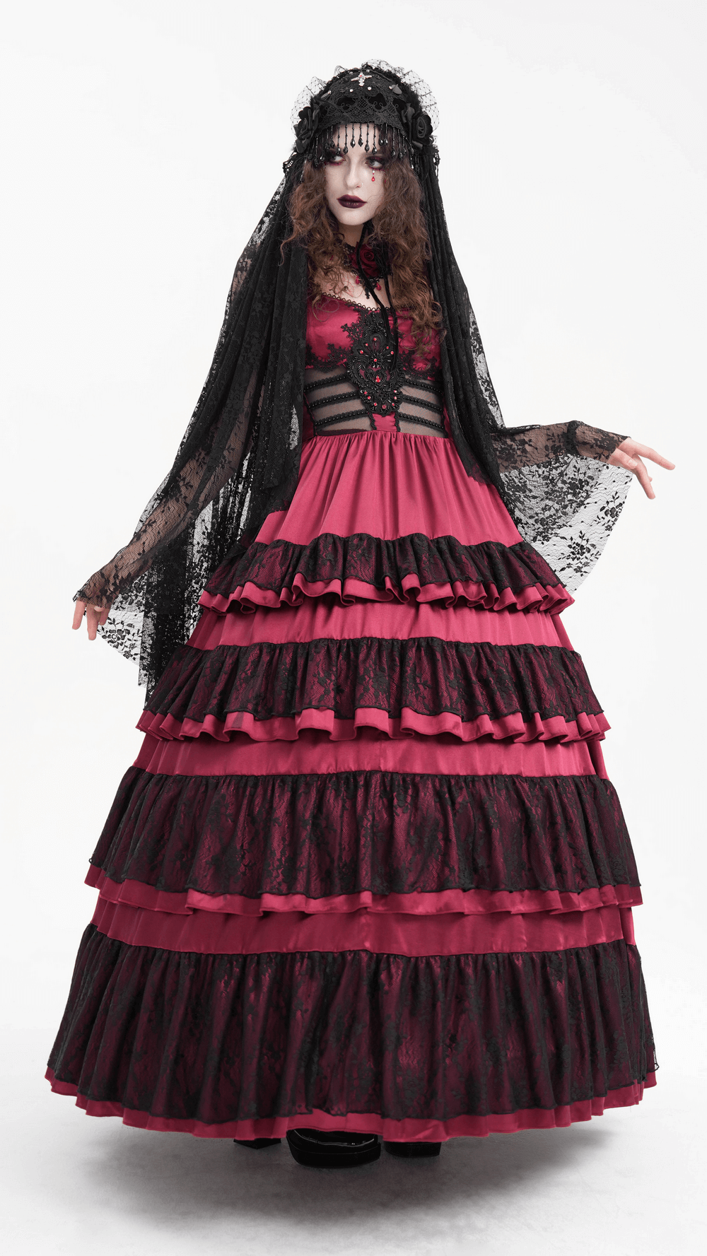 Elegantes Gothic-Maxikleid aus gestufter Spitze mit Rüschen und Trägern