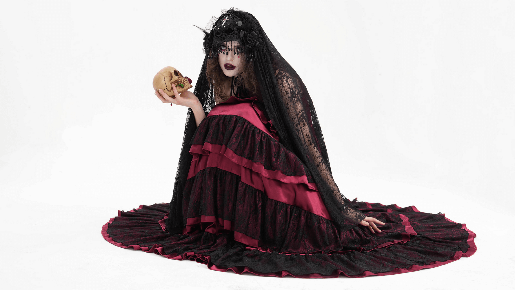 Elegantes Gothic-Maxikleid aus gestufter Spitze mit Rüschen und Trägern