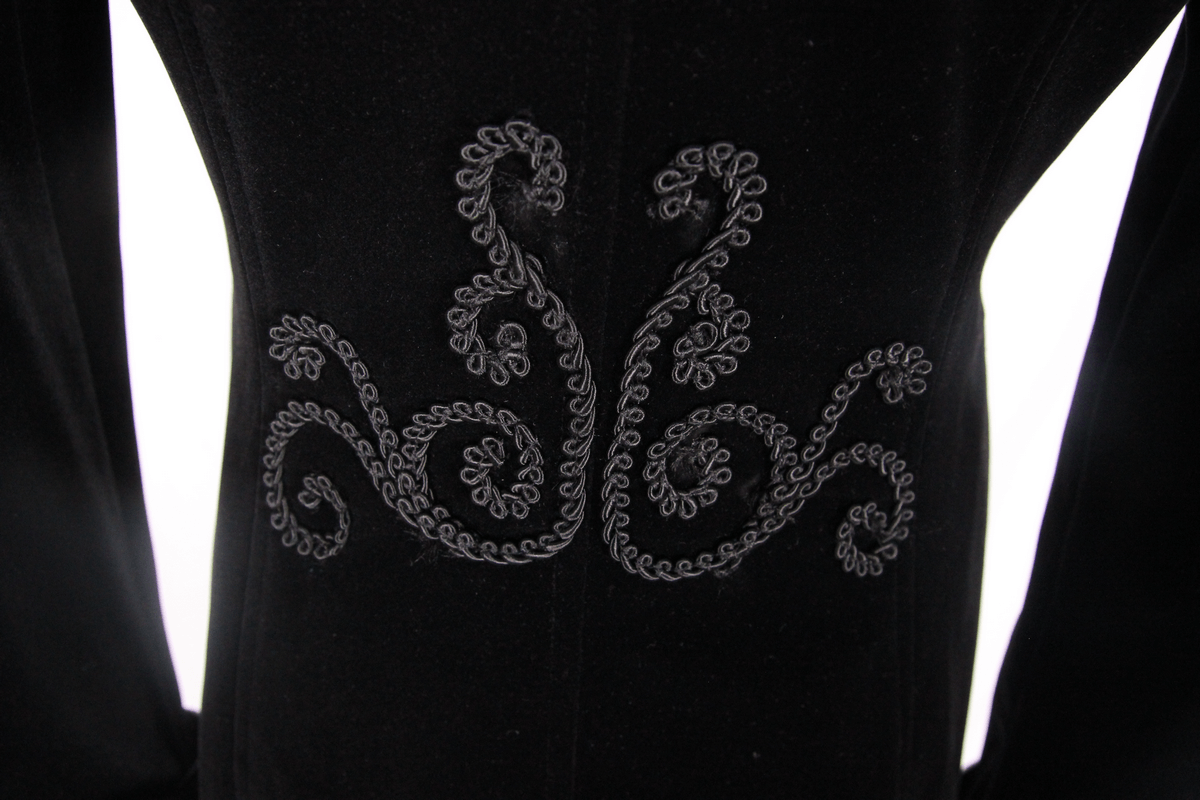 Intricate embroidery detail on a men's gothic velvet tailcoat in black, showcasing stylish steampunk flair.