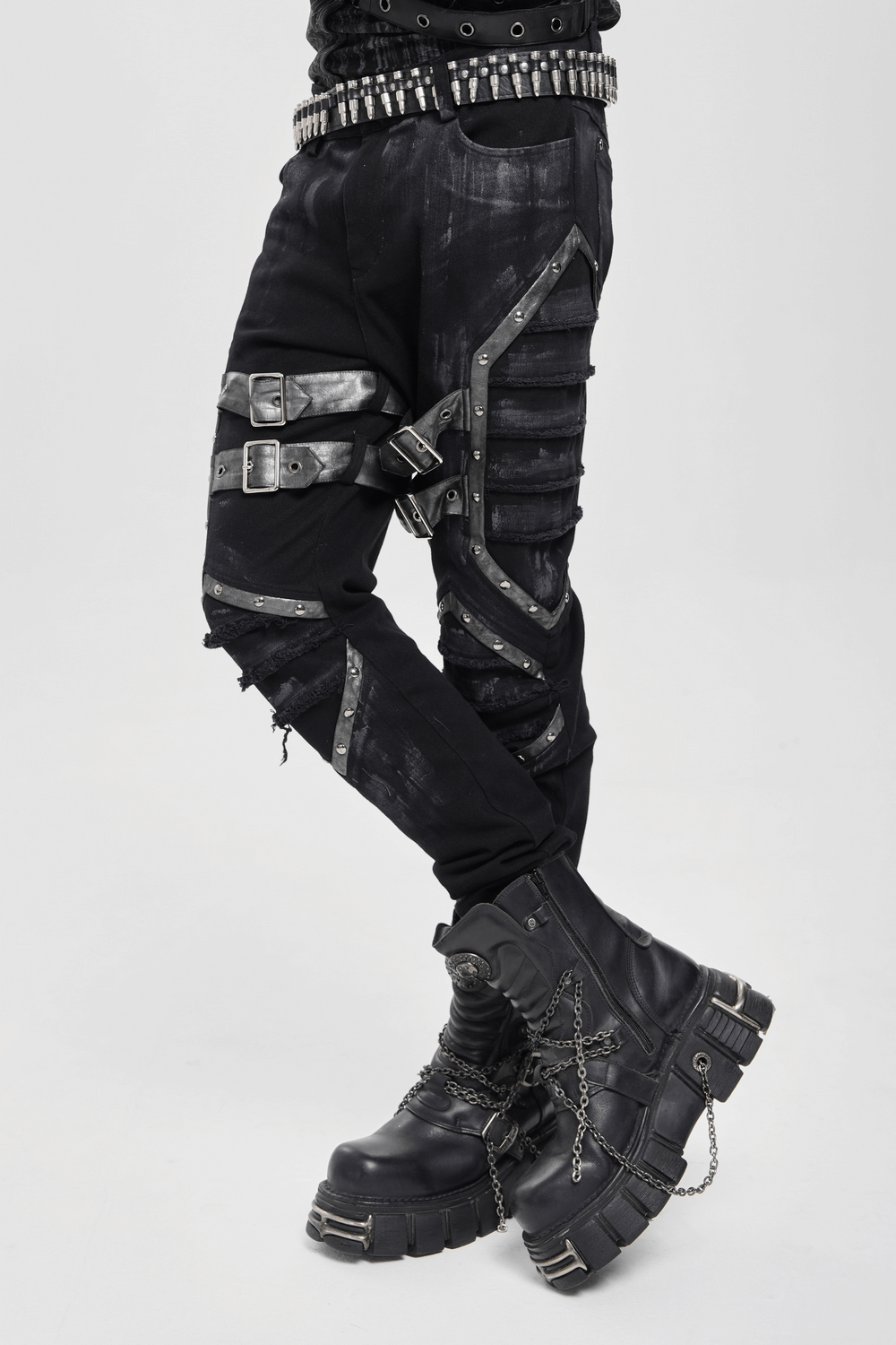 Gotische Punk-Hose mit Schnallen und abgenutzten Metalldetails