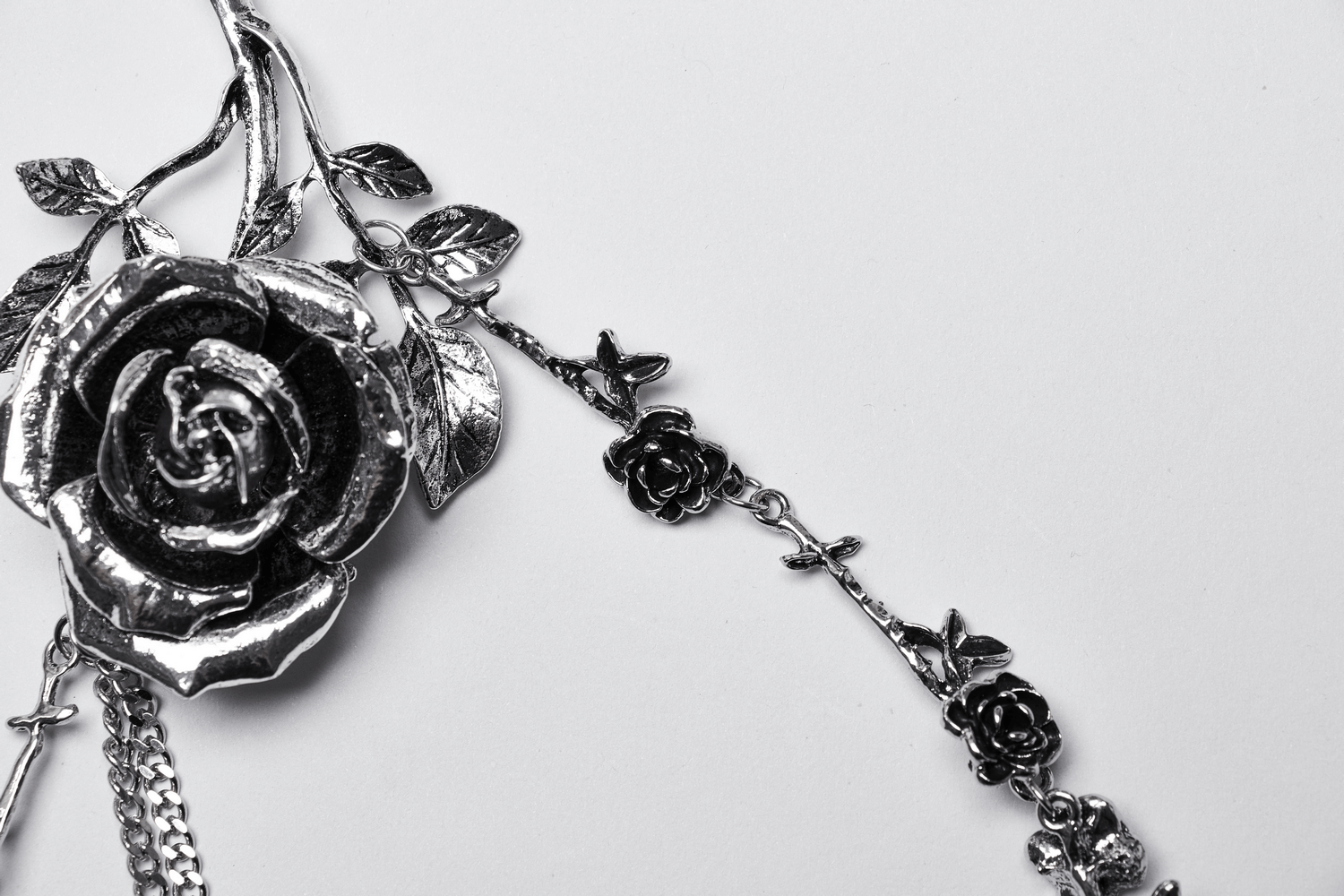 Elegant Gothic Rose Chain Body Jewelry with 3D Rose Charm and Thorns in black and white.