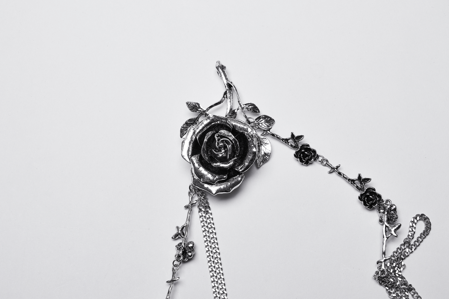 Gothic Rose Chain Body Accessory with 3D Rose Charm and Thorns in Elegant Silver Design.