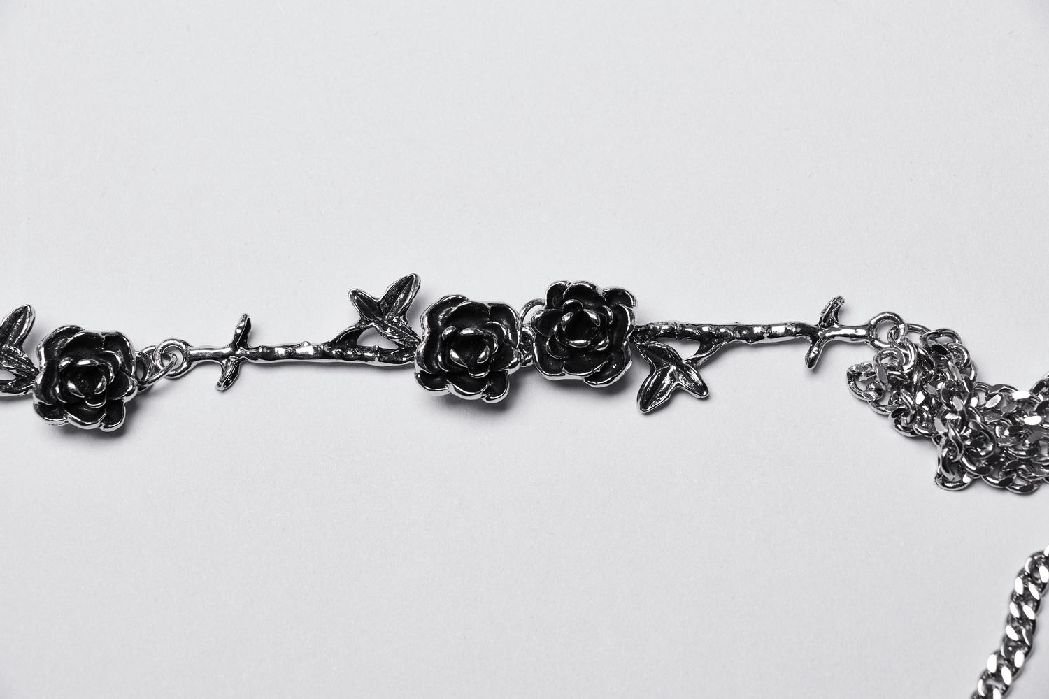 Accesorio para el cuerpo de cadena de rosas góticas con espinas y rosas