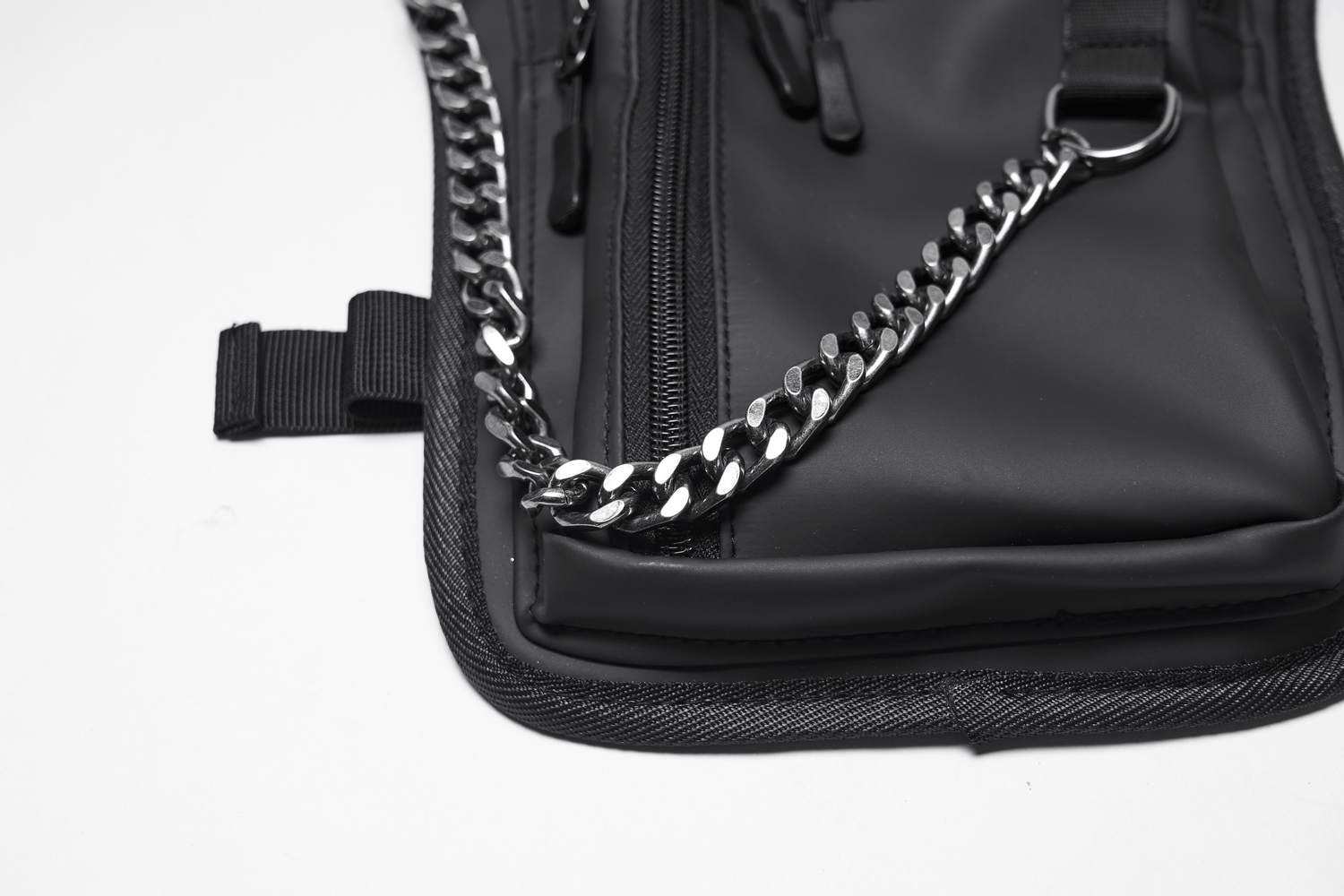 Close-up of Gothic skull waist and leg bag, featuring shiny chains and multiple pockets for stylish storage.