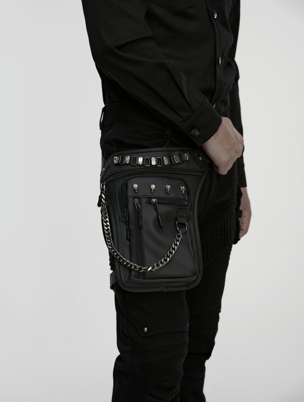 Gothic skull waist and leg bag with chains and pockets, stylish black accessory for edgy outfits.