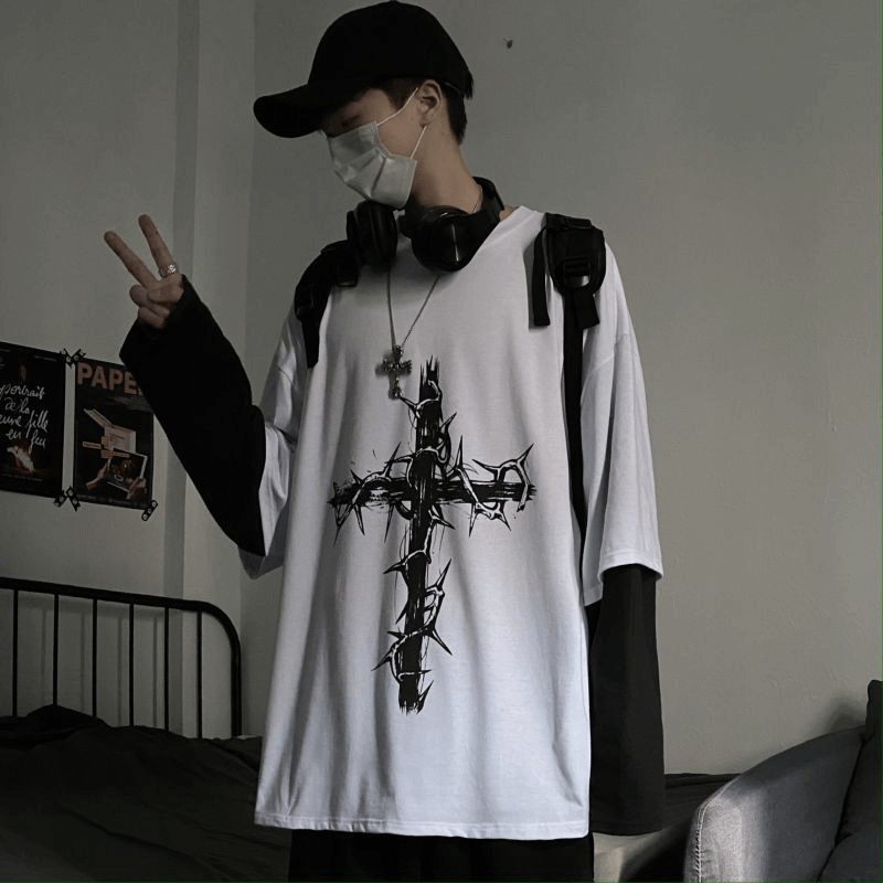 Oversized Gothic style sweatshirt with cross print, long sleeves, perfect for a trendy streetwear look.