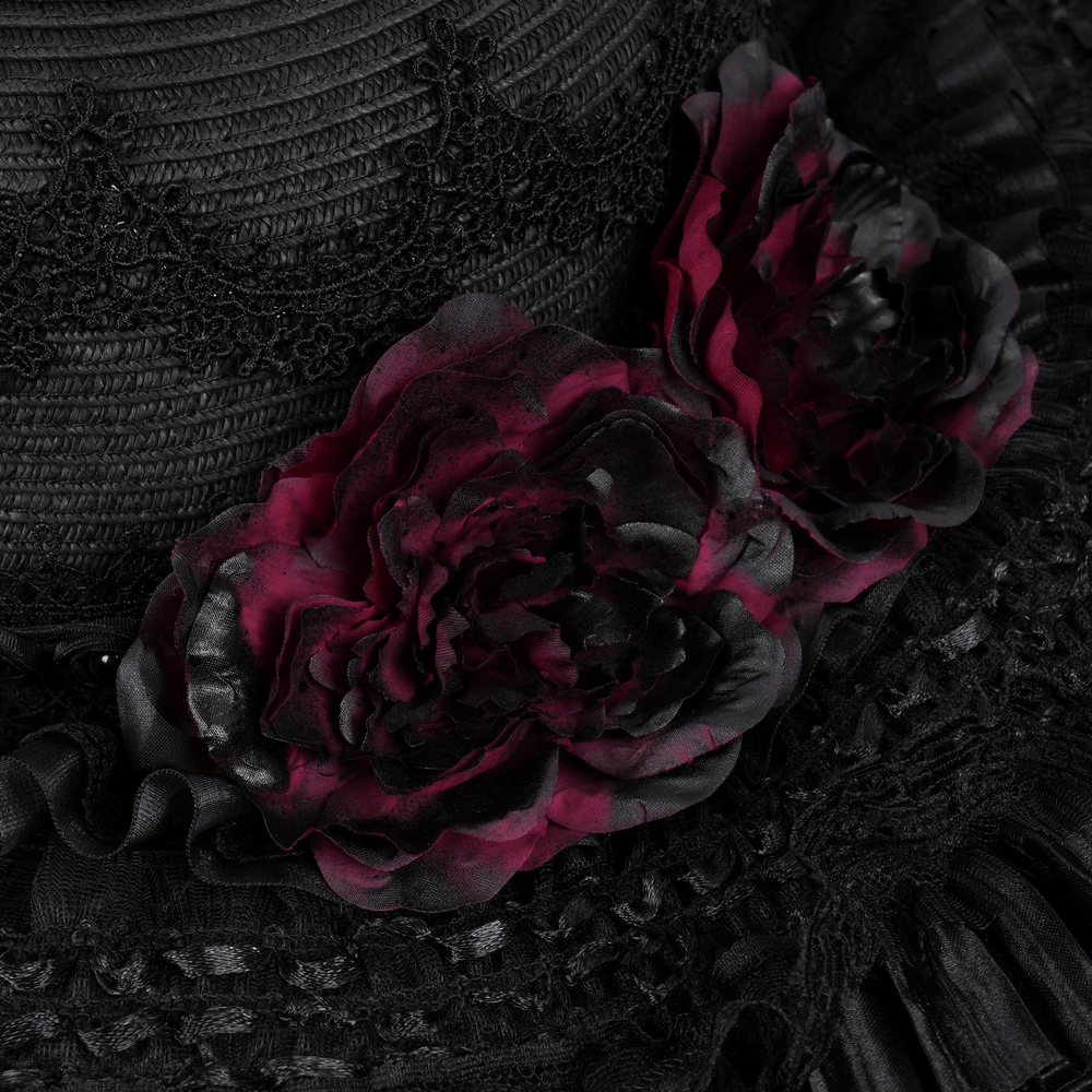 Chapeau gothique à large bord avec dentelle noire et accents floraux rouges