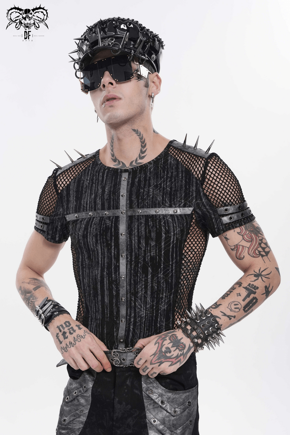 Camiseta de Malla Punk Industrial con Detalle de Cruz con Tachuelas