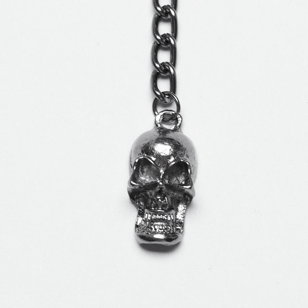 Corona de metal intrincada con colgantes y cadenas de calavera