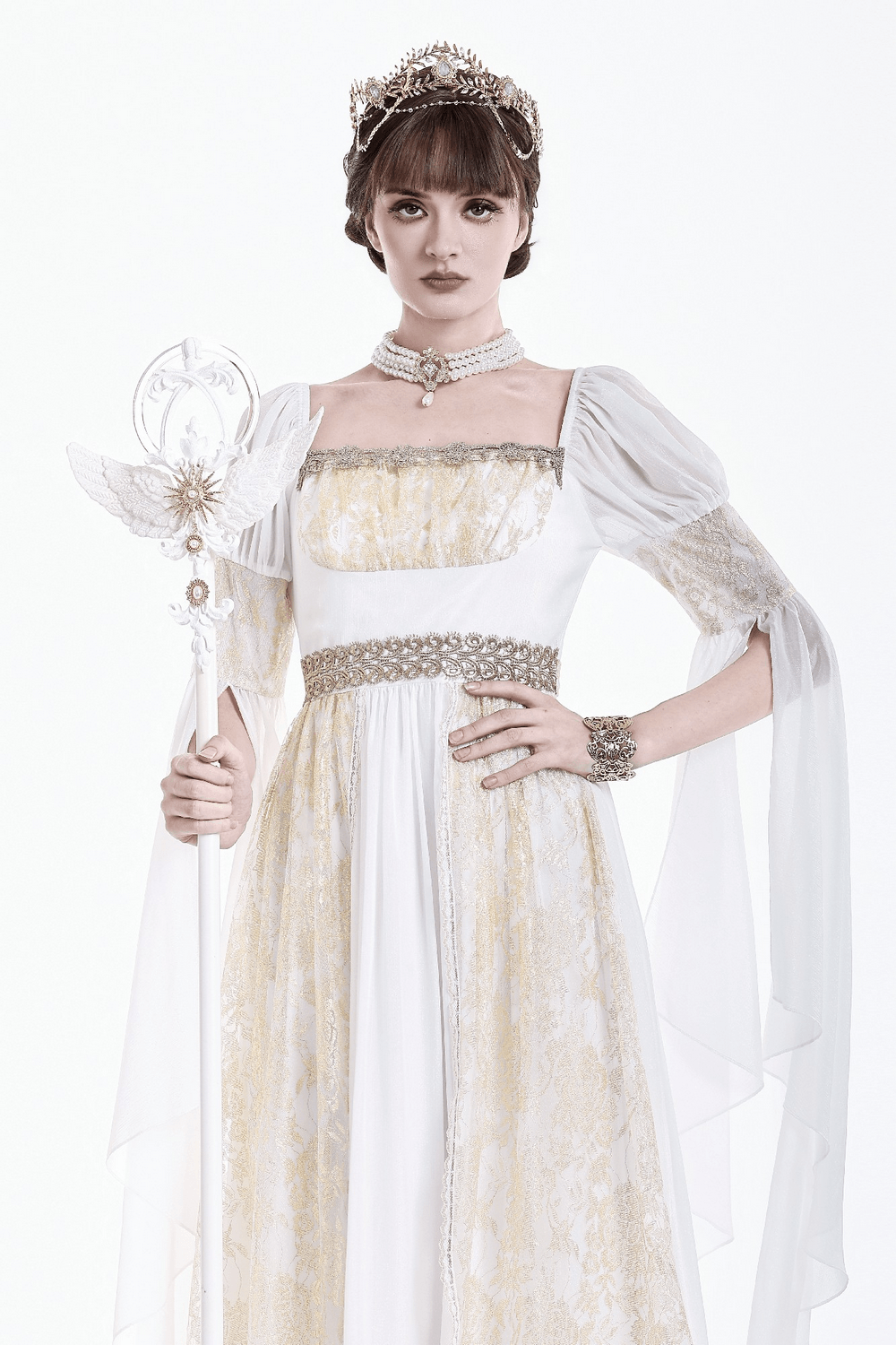 Mittelalterliches weißes Maxikleid mit Goldbesatz und Trompetenärmeln