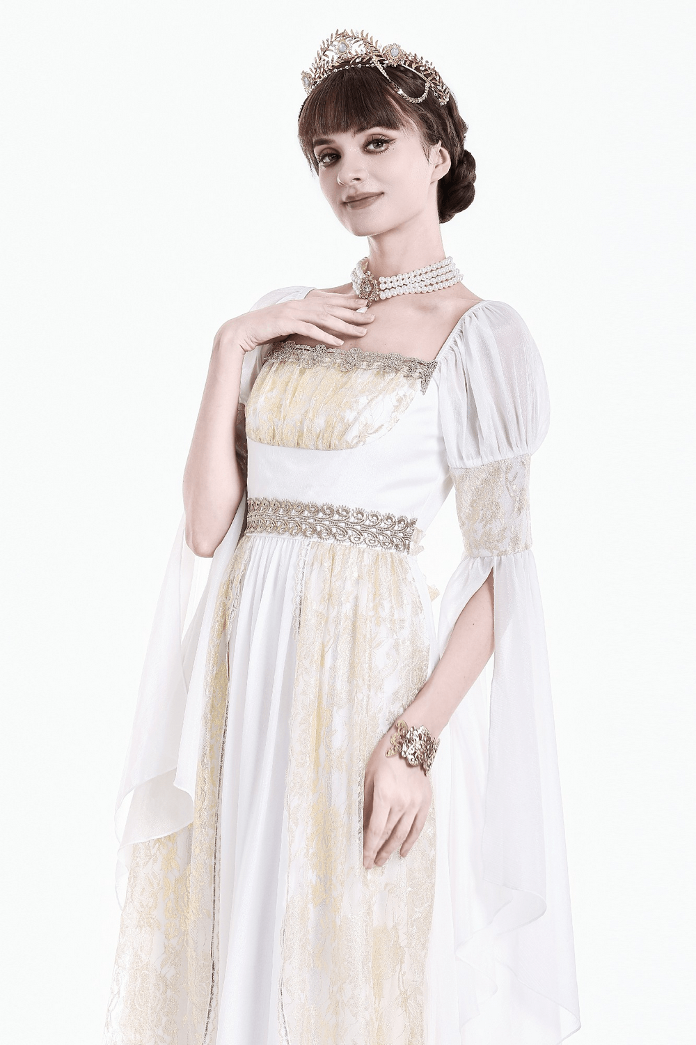 Mittelalterliches weißes Maxikleid mit Goldbesatz und Trompetenärmeln